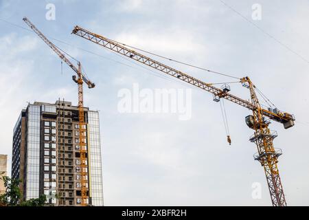 KIEV, UKRAINE - 10 JUIN 2024 - des grues à tour sont photographiées sur un chantier de construction à Kiev, capitale de l'Ukraine. Banque D'Images