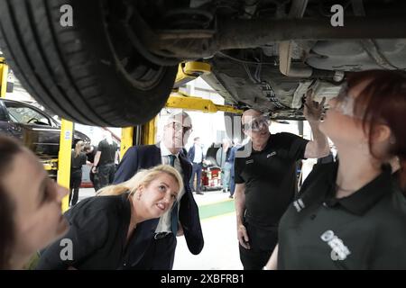 Le chef du Parti travailliste Sir Keir Starmer (au centre), et Louise Haigh (deuxième à gauche), secrétaire aux transports de l'ombre lors d'une visite au Grimsby Institute, un collège de formation technique de Grimsby, pour exposer les plans du Parti travailliste pour réduire les coûts pour les conducteurs et la négligence des routes locales, pendant la campagne électorale générale. Date de la photo : mercredi 12 juin 2024. Banque D'Images