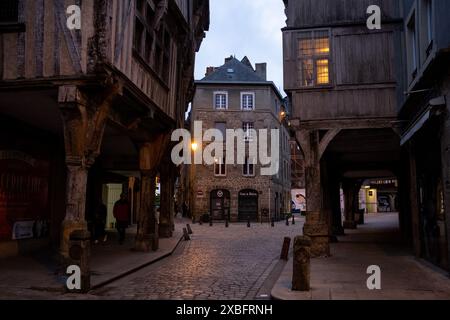 Vue sur les maisons historiques à colombages et les arcades de la place des Cordeliers au crépuscule à Dinan dans le département des côtes-d Armor en Bretagne reg Banque D'Images