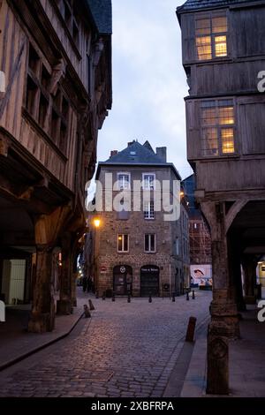 Vue sur les maisons historiques à colombages et les arcades de la place des Cordeliers au crépuscule à Dinan dans le département des côtes-d Armor en Bretagne reg Banque D'Images