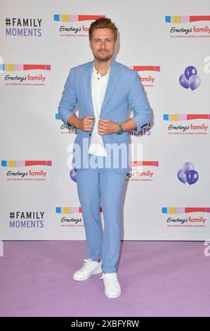 Jörn Schlönvoigt BEI der Ernsting s Family Fashion Show 2024 im Hotel Atlantic. Hambourg, 11.06.2024 *** Jörn Schlönvoigt au salon Ernsting s Family Fashion Show 2024 à l'Hôtel Atlantic Hamburg, 11 06 2024 Foto:Xn.xKubelkax/xFuturexImagex enrstings 4774 20240612 Banque D'Images