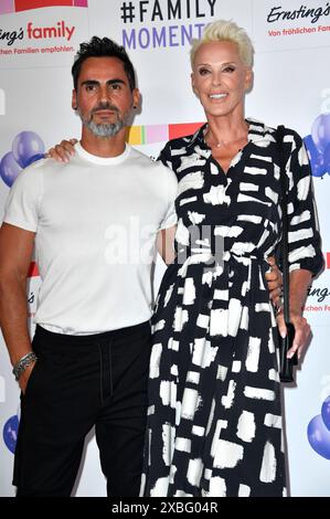 Brigitte Nielsen mit Ehemann Mattia Dessi BEI der Ernsting s Family Fashion Show 2024 im Hotel Atlantic. Hambourg, 11.06.2024 *** Brigitte Nielsen avec son mari Mattia Dessi au salon de mode familial Ernsting 2024 à l'Hôtel Atlantic Hamburg, 11 06 2024 Foto:Xn.xKubelkax/xFuturexImagex enrstings 4815 20240612 Banque D'Images