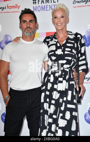 Brigitte Nielsen mit Ehemann Mattia Dessi BEI der Ernsting s Family Fashion Show 2024 im Hotel Atlantic. Hambourg, 11.06.2024 *** Brigitte Nielsen avec son mari Mattia Dessi au salon de mode familial Ernsting 2024 à l'Hôtel Atlantic Hamburg, 11 06 2024 Foto:Xn.xKubelkax/xFuturexImagex enrstings 4816 20240612 Banque D'Images