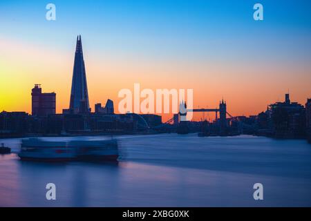 Exposition longue, gratte-ciel londonien avec le pont Shard and Tower Banque D'Images