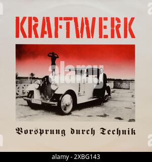 Couverture de disque vinyle vintage. Kraftwerk- Vorsprung durch Technik Live 1971 Banque D'Images
