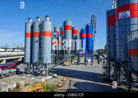 Deutschland, Baden-Wuerttemberg, Mannheim 12.06.2024, Deutschland, GER, Baden-Wuerttemberg, Mannheim, im Bild Stadtansichten, Gebauede, Sehenswuerdigkeiten, Reise, Feature, Travel, Handelshafen, Neckar, Fluß, Schiff, Strassenbhn Mannheim liegt unmittelbar im Dreiländereck mit Baden-Württemberg, Rheinland-Pfalz und Hessen. Von seiner rheinland-pfälzischen Schwesterstadt Ludwigshafen am Rhein, mit der es ein zusammenhängendes Stadtgebiet bildet, ist Mannheim durch den Rhein getrennt. Seit 1896 Großstadt, ist Mannheim heute eine bedeutende industrie- und Handelsstadt, Universitätsstadt und wichti Banque D'Images