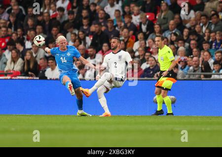 Kyle Walker de l'Angleterre s'attaquant à Kolbeinn Finnsson de l'Islande- Angleterre v Islande, International Friendly, stade de Wembley, Londres, Royaume-Uni - 7 juin 2024 usage éditorial uniquement Banque D'Images