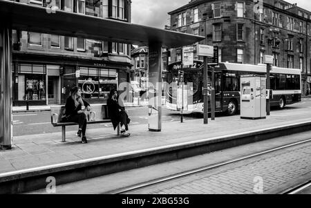 Deux femmes attendent un tram à Édimbourg, en Écosse Banque D'Images