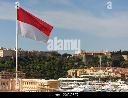 Brandissant le drapeau de Monaco au centr de Monaco. Banque D'Images