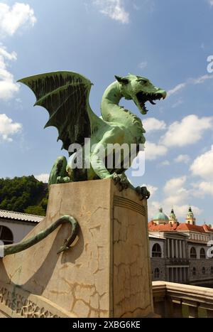 Le Dragon de statues dans le Dragon Bridge et Cathédrale de St Nicholas à l'arrière-plan dans le centre de Ljubljana, Slovénie Banque D'Images