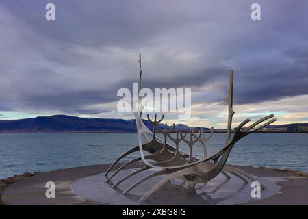 reykjavik, Islande 10-26-2022. Sculpture du voyageur solaire de Jón Gunnar Árnason. C'est un bateau de rêve, une ode au soleil. Banque D'Images