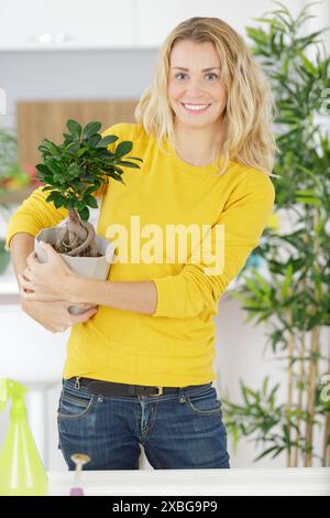 femme tenant la plante succulente au-dessus de la table dans la cour Banque D'Images