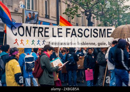 Paris, France, Grande foule jeunes, militants du sida, organisation d'ONG LGBTQI+, marche avec signe de protestation, anti-extrême droite , slogan , N.G.O, bannière 'Against Fascism » Banque D'Images