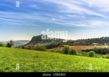 Vue du volcan Hegau Hohentwiel, Hilzingen, Bade-Wuertemberg, Allemagne Banque D'Images