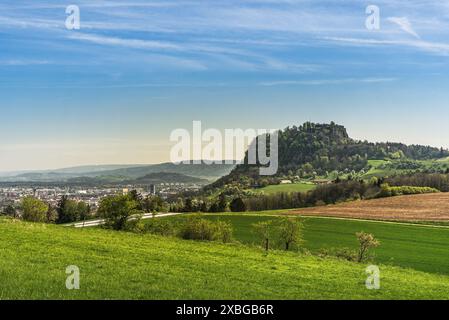 Vue du volcan Hegau Hohentwiel et de la ville de Singen, Hilzingen, Bade-Wuerttemberg, Allemagne Banque D'Images