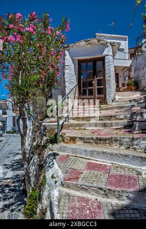 Escalier des maisons à Agios Myronas, village près d'Héraklion, près du plateau Livada, Géoparc Psiloritis, Crète centrale, Grèce Banque D'Images
