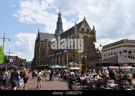 Haarlem, pays-Bas. 2 juin 2024. Le vieux centre de Haarlem avec la statue de Laurens Coster. Photo de haute qualité Banque D'Images