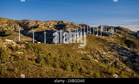 Parc éolien Baix Ebre et chaîne de montagnes Cardó - El Boix un matin d'hiver (Baix Ebre, Tarragone, Catalogne, Espagne) ESP : Parque eólico del Baix Ebre Banque D'Images