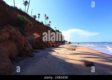 Magnifique lever de soleil à Fung Daeng Beach (Red Cliffs Beach) à Bang Saphan Noi dans la province de Prachuap khiri khan, Thaïlande Banque D'Images