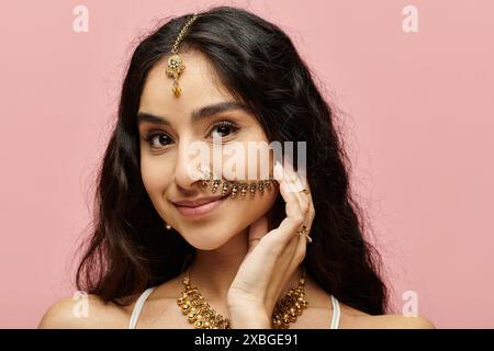 Femme indienne élégante présentant des bijoux en or. Banque D'Images