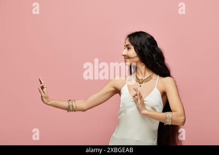 Jeune femme indienne dans une robe blanche posant activement. Banque D'Images