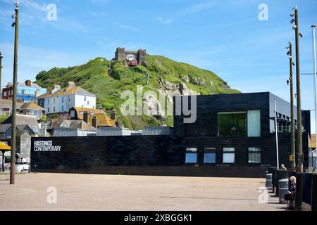 Le Hastings Contemporary Art Museum avec East Hill Cliff Railway derrière. Banque D'Images