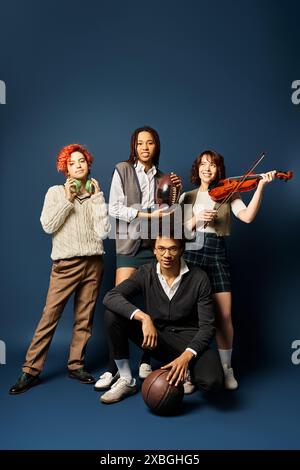 Groupe de jeunes amis multiculturels, posant élégamment avec des instruments de musique sur un fond bleu foncé. Banque D'Images