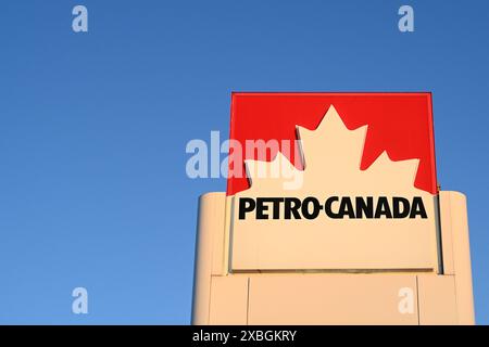 Kamloops, BC, Canada - 20 juillet 2023 : logo Petro-Canada de la station-service. Banque D'Images