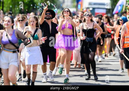 Le défilé Rainbow Pride, dans le cadre du festival Vienna Pride à Vienne, Autriche, le 8 juin 2024. Participants - 20240608 PD4552 Banque D'Images