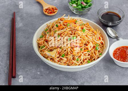 Poulet Chow Mein avec ketchup de tomate et flocons de piment photo grand angle Banque D'Images