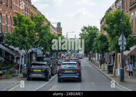 LONDRES - 6 JUIN 2024 : Leopold Road à Wimbledon, une rue de magasins dans un quartier résidentiel aisé du sud-ouest de Londres. Banque D'Images