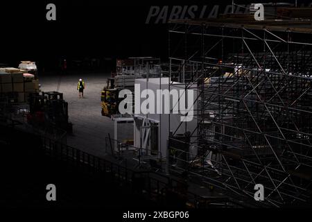 Nanterre. 12 juin 2024. La photo prise le 12 juin 2024 montre le chantier de construction à l’intérieur de l’arène de Paris la Défense pour les prochains Jeux Olympiques et Paralympiques à Nanterre, France. Le Paris la Défense Arena accueillera des événements sportifs comme la natation et le water-polo pendant les Jeux Olympiques de Paris 2024. Crédit : Julien Mattia/Xinhua/Alamy Live News Banque D'Images