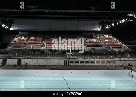 Nanterre. 12 juin 2024. La photo prise le 12 juin 2024 montre le chantier de construction à l’intérieur de l’arène de Paris la Défense pour les prochains Jeux Olympiques et Paralympiques à Nanterre, France. Le Paris la Défense Arena accueillera des événements sportifs comme la natation et le water-polo pendant les Jeux Olympiques de Paris 2024. Crédit : Julien Mattia/Xinhua/Alamy Live News Banque D'Images