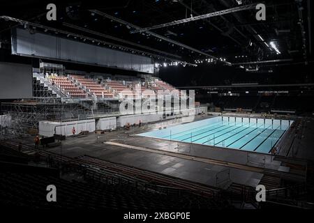 Nanterre. 12 juin 2024. La photo prise le 12 juin 2024 montre le chantier de construction à l’intérieur de l’arène de Paris la Défense pour les prochains Jeux Olympiques et Paralympiques à Nanterre, France. Le Paris la Défense Arena accueillera des événements sportifs comme la natation et le water-polo pendant les Jeux Olympiques de Paris 2024. Crédit : Julien Mattia/Xinhua/Alamy Live News Banque D'Images