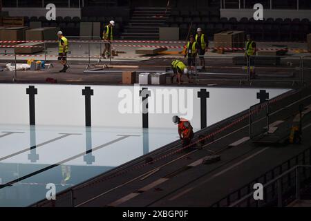 Nanterre. 12 juin 2024. La photo prise le 12 juin 2024 montre le chantier de construction à l’intérieur de l’arène de Paris la Défense pour les prochains Jeux Olympiques et Paralympiques à Nanterre, France. Le Paris la Défense Arena accueillera des événements sportifs comme la natation et le water-polo pendant les Jeux Olympiques de Paris 2024. Crédit : Julien Mattia/Xinhua/Alamy Live News Banque D'Images