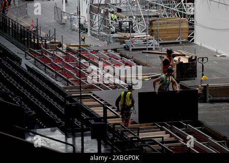 Nanterre. 12 juin 2024. La photo prise le 12 juin 2024 montre le chantier de construction à l’intérieur de l’arène de Paris la Défense pour les prochains Jeux Olympiques et Paralympiques à Nanterre, France. Le Paris la Défense Arena accueillera des événements sportifs comme la natation et le water-polo pendant les Jeux Olympiques de Paris 2024. Crédit : Julien Mattia/Xinhua/Alamy Live News Banque D'Images