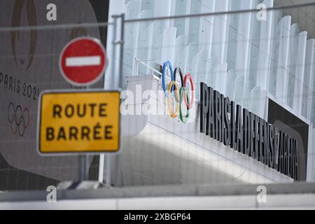 Nanterre. 12 juin 2024. La photo prise le 12 juin 2024 montre les extérieurs de l’arène de Paris la Défense pour les prochains Jeux Olympiques et Paralympiques à Nanterre, France. Le Paris la Défense Arena accueillera des événements sportifs comme la natation et le water-polo pendant les Jeux Olympiques de Paris 2024. Crédit : Julien Mattia/Xinhua/Alamy Live News Banque D'Images