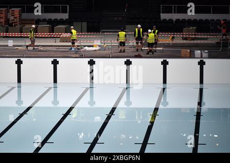 Nanterre. 12 juin 2024. La photo prise le 12 juin 2024 montre le chantier de construction à l’intérieur de l’arène de Paris la Défense pour les prochains Jeux Olympiques et Paralympiques à Nanterre, France. Le Paris la Défense Arena accueillera des événements sportifs comme la natation et le water-polo pendant les Jeux Olympiques de Paris 2024. Crédit : Julien Mattia/Xinhua/Alamy Live News Banque D'Images