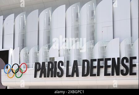 Nanterre. 12 juin 2024. La photo prise le 12 juin 2024 montre les extérieurs de l’arène de Paris la Défense pour les prochains Jeux Olympiques et Paralympiques à Nanterre, France. Le Paris la Défense Arena accueillera des événements sportifs comme la natation et le water-polo pendant les Jeux Olympiques de Paris 2024. Crédit : Julien Mattia/Xinhua/Alamy Live News Banque D'Images