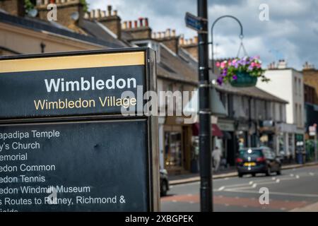 LONDRES- 11 JUIN 2024 : magasins de Wimbledon Village High Street. Centre commercial de quartier résidentiel aisé dans le sud-ouest de Londres Banque D'Images