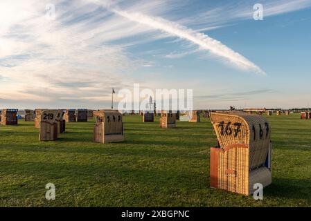 Géographie / voyage, Allemagne, basse-Saxe, chaises de plage en osier sur la plage verte, Dorum-Neufeld, ADDITIONAL-RIGHTS-CLEARANCE-INFO-NOT-AVAILABLE Banque D'Images