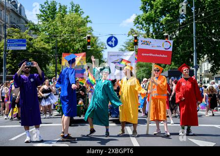 Le défilé Rainbow Pride, dans le cadre du festival Vienna Pride à Vienne, Autriche, le 8 juin 2024. Participants - 20240608 PD4501 Banque D'Images