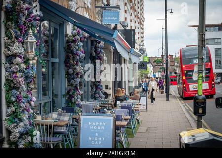 LONDRES- 11 JUIN 2024 : magasins de Wimbledon Village High Street. Centre commercial de quartier résidentiel aisé dans le sud-ouest de Londres Banque D'Images