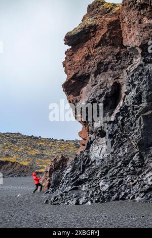 Formation de lave à la plage de Djupalonssandur, péninsule de Snaefellsnes, ouest de l'Islande. Banque D'Images