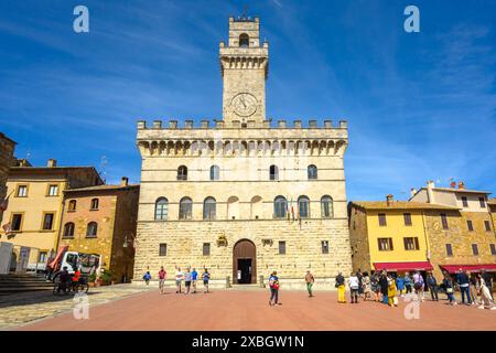 Montepulciano, Italie - 27 avril 2023 : Piazza Grande, la place principale avec des bâtiments de la Renaissance à Montepulciano. Toscane, Italie Banque D'Images