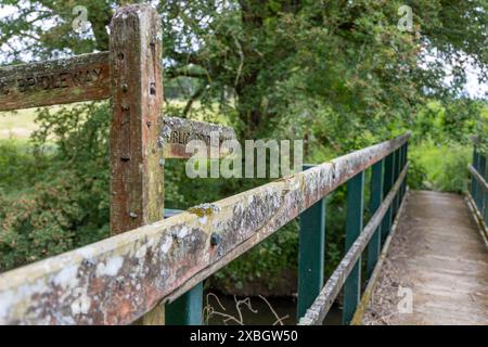 Poteau de signalisation en bois de passerelle publique, sur pont en bois Banque D'Images