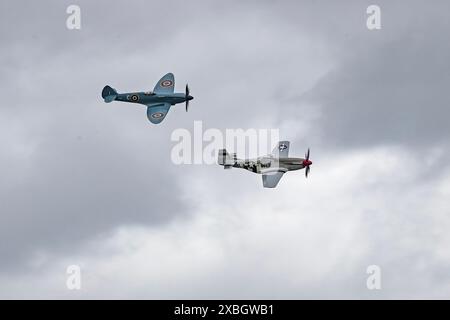 P-51 Mustang et Spitfire RAF Cosford Airshow, Midlands, Royaume-Uni, 9 mai 2024 Banque D'Images