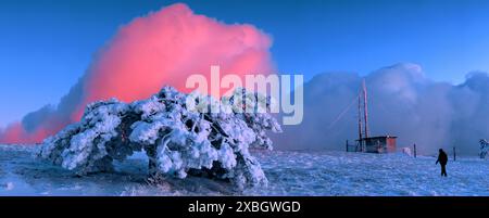 Beau paysage hivernal. Aube magique sur ai-Petri avec des nuages roses. Crimée Banque D'Images