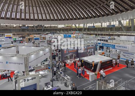 Belgrade, Serbie - 21 mai 2024 : vue aérienne de la Foire internationale de la technique et des réalisations techniques UFI Industry Trade Fair Expo dans un grand hall. Banque D'Images