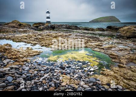 Phare de Penmon à proximité de l'île Puffin sur Anglesey, Ynys mon North Wales. Banque D'Images